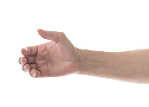 手握的东西在饮料瓶形状孤立在白色背景与剪切路径。女人的空手和臂弯，泛着光图片下载