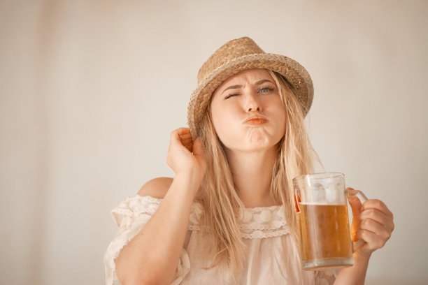 喝着我的啤酒开心呢图片下载