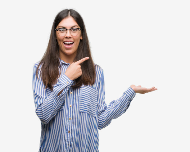 年轻美丽的西班牙女商人惊讶地对着镜头微笑，同时用手指着镜头。图片下载