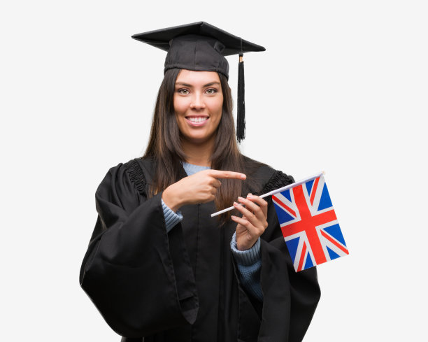 年轻的西班牙裔妇女穿着毕业制服，手和手指很高兴地指着英国国旗图片下载