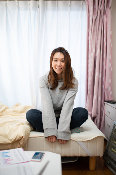 在家微笑的女人的肖像图片下载