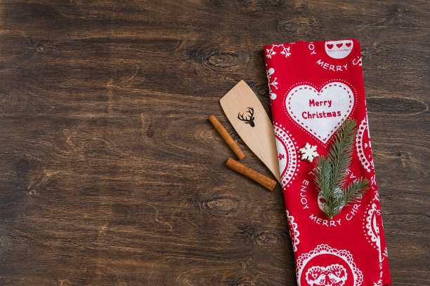 圣诞厨房毛巾，木器，肉桂和冷杉树枝图片下载
