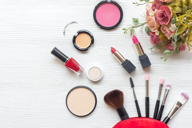 彩妆化妆工具背景彩妆和美容彩妆，产品和面部彩妆包装口红，眼影用玫瑰白背景，复古色调。生活方式的概念图片下载
