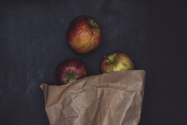 黑色乡村风桌面上的红苹果图片下载