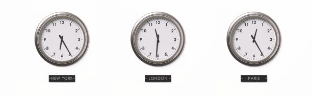 白色背景上的银色镶框挂钟图片下载