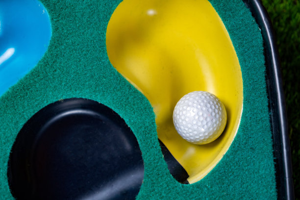 高尔夫球在推杆垫上图片下载