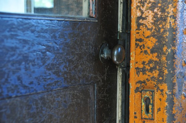 黑色门和橙色框架图片下载