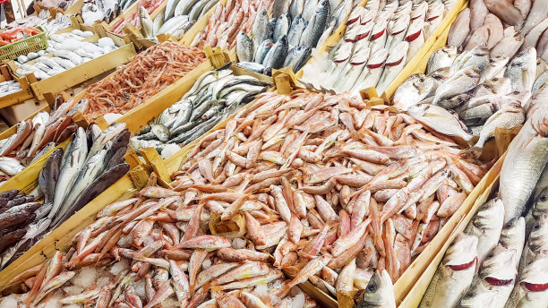 海鲜和生鱼市场。食品概念的照片。图片下载