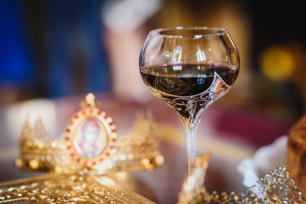 金冠和一个红酒杯在教堂举行仪式图片下载