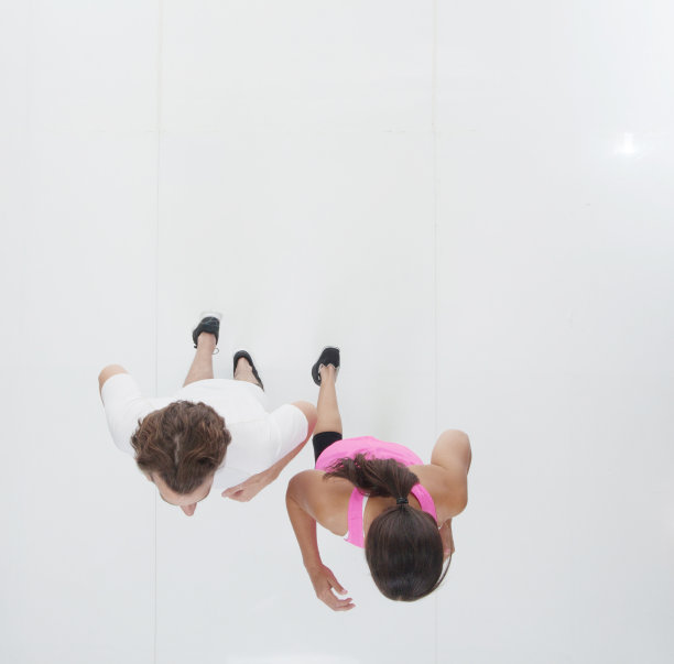 正上方的男人和女人在运动服装图片下载