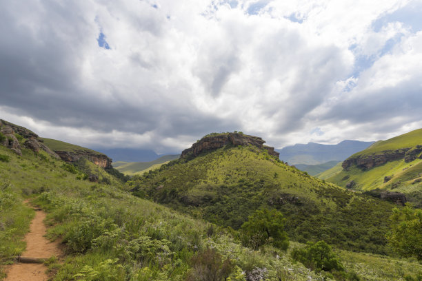 云在山上聚集图片下载