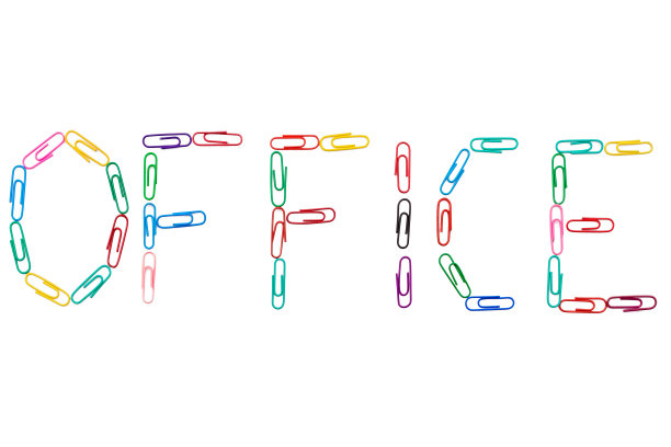 彩色的回形针在白色背景上形成办公室的英文单词图片下载