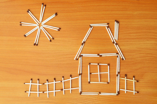 有篱笆的村舍。图片下载