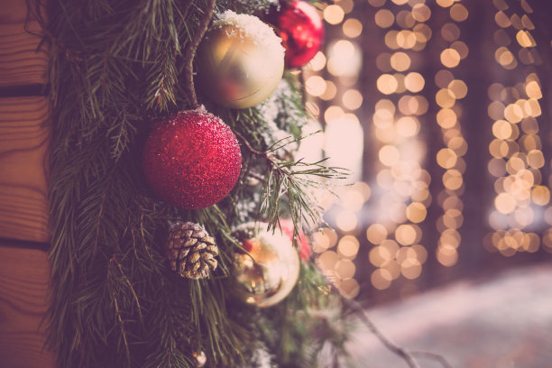 老式的圣诞装饰。健美的照片。圣诞灯的背景。冷杉树枝上的圣诞装饰品，模糊的灯和户外装饰。为聚会装饰的灯图片下载