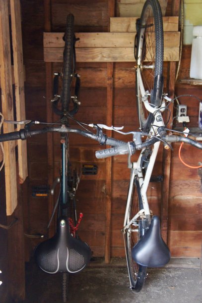 两辆自行车挂图片下载