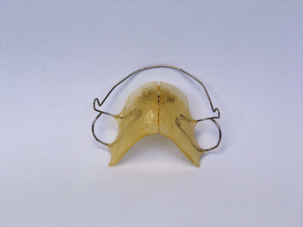 关闭可移动正畸器。可移动的牙齿矫正器。白色背景。图片下载