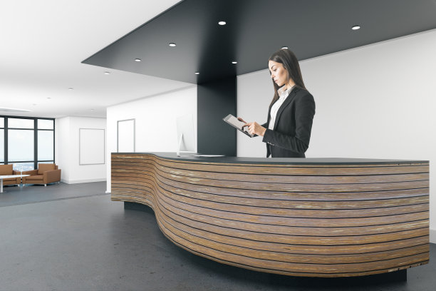 在服务台工作的欧洲妇女图片下载