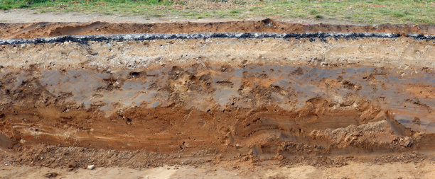 路面横截面由粘土、砂和沥青组成图片下载