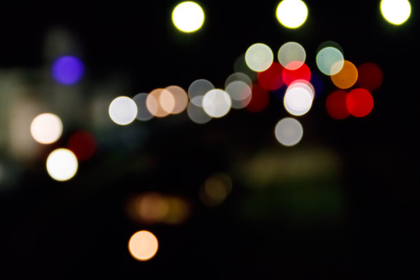 模糊城市灯光的抽象背景与散景效果图片下载