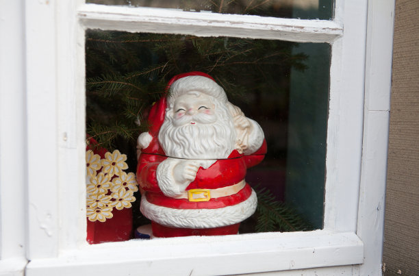 老式窗框后面的复古圣诞老人小雕像图片下载