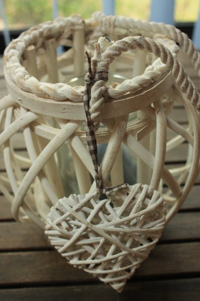 圣瓦伦丁蜡烛在篮子和心柳条图片下载