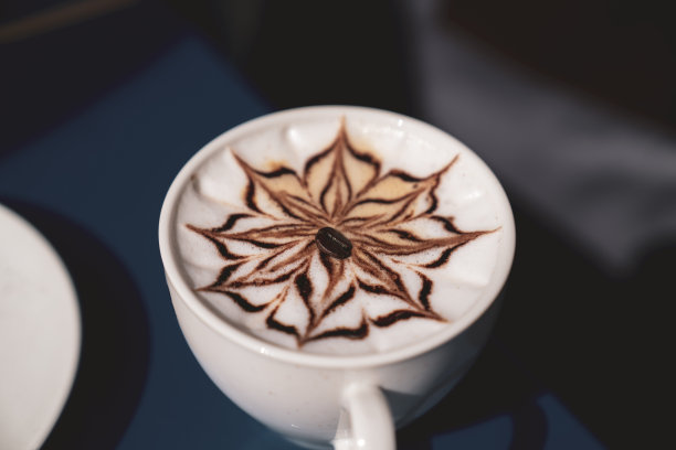 有拉花艺术的咖啡杯图片下载