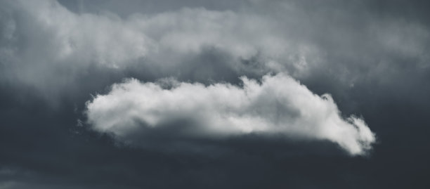 暴风雨戏剧性的云景与白云图片下载