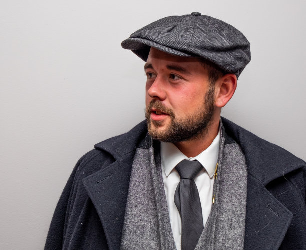 肖像的胡子年轻男性成年人穿着旧帽子和大衣。图片下载