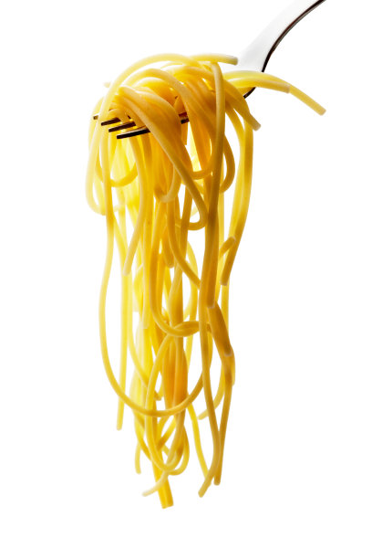 意大利菜:叉子上的意大利面，白色背景图片下载
