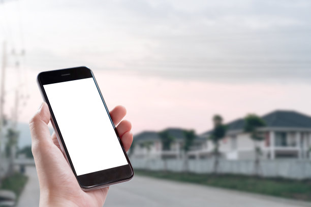 智能手机黑屏在女人的手中模糊了背景。图片下载