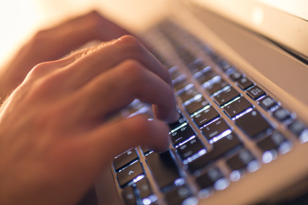 用手在电脑键盘上打字图片下载