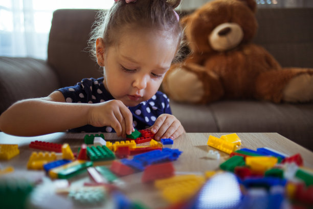 小女孩在家里玩玩具图片下载