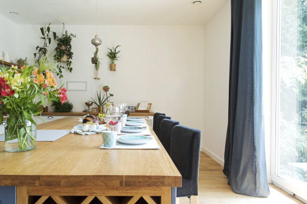 地中海式厨房的新鲜夏日早餐。明亮和阳光充足的空间，有许多草本植物和植物。图片下载