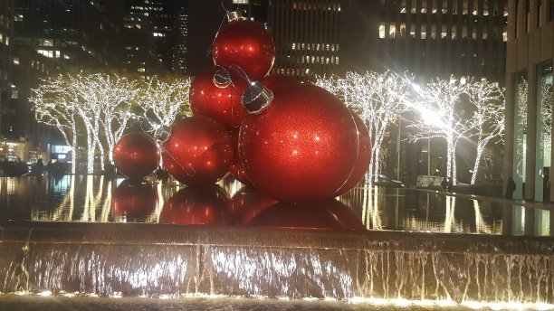 红色的圣诞球，彩灯和喷泉图片下载