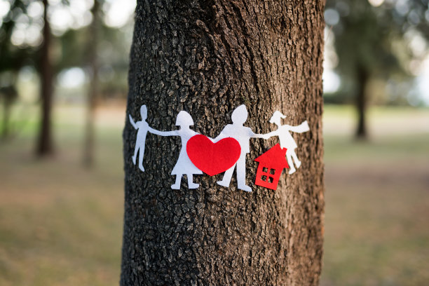 幸福的纸娃娃家庭在人的手中图片下载