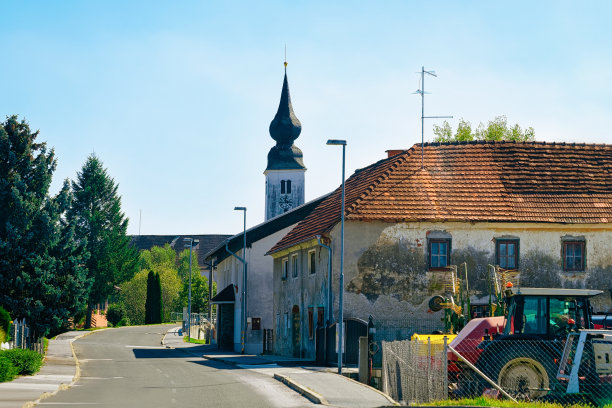 斯洛文尼亚的城市景观与道路和教堂图片下载