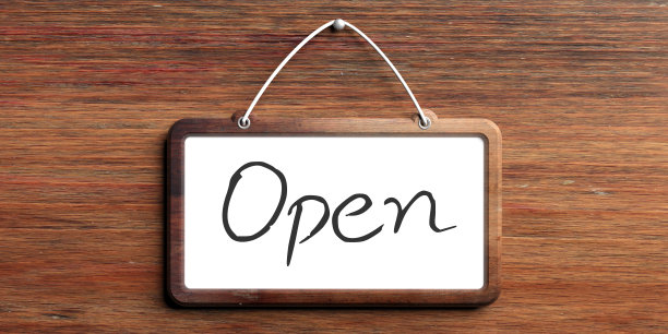 开放的文本。木墙上挂着红色框架的标志。三维演示图片下载