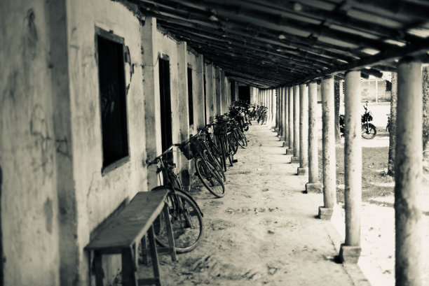 自行车停放在学校走廊周围的独特照片图片下载