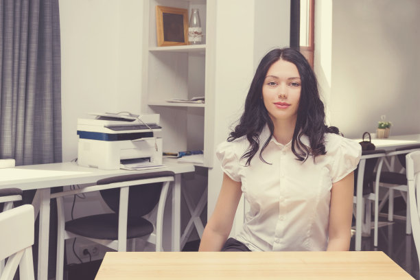 年轻女孩坐在书桌前。准备工作，学习。图片下载