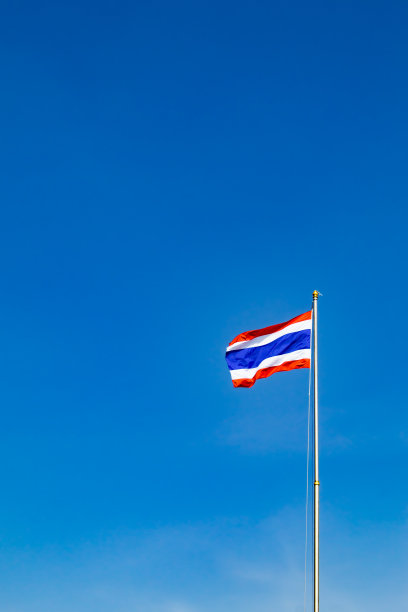 一面旗帜在天空中，云朵和美丽图片下载