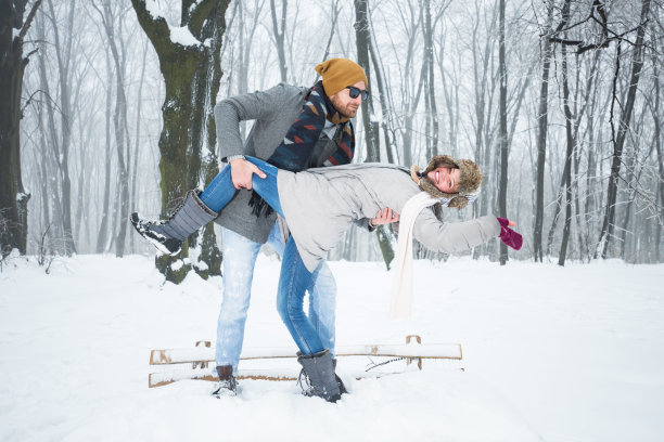年轻夫妇在雪中跳舞图片下载