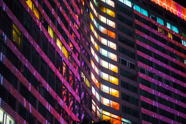 多层办公建筑，LED夜间照明和书房窗户的光线图片下载