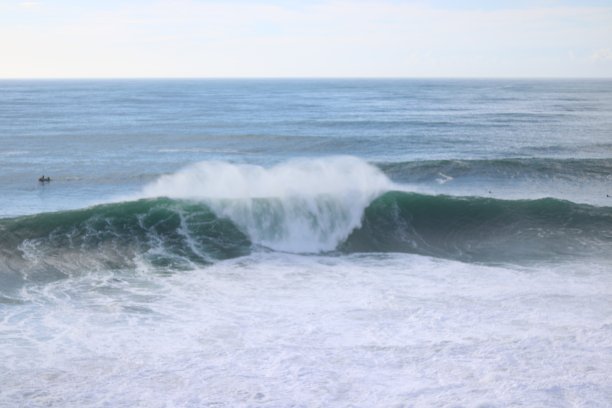 葡萄牙纳扎尔的大浪图片下载