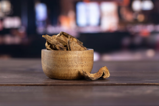 干褐蘑菇牛肝菌肉汤与餐厅图片下载