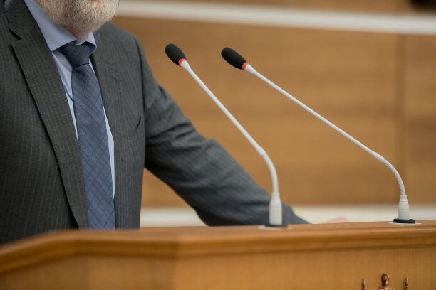 商务活动会议室或研讨会会议室。届政府。讲座厅学术课堂培训课程。模糊抽象的背景。在现代明亮的室内办公室工作图片下载