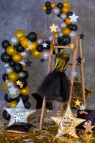 俱乐部演播室装饰用木衣架挂着的金色派对礼服与皮夹克。图片下载