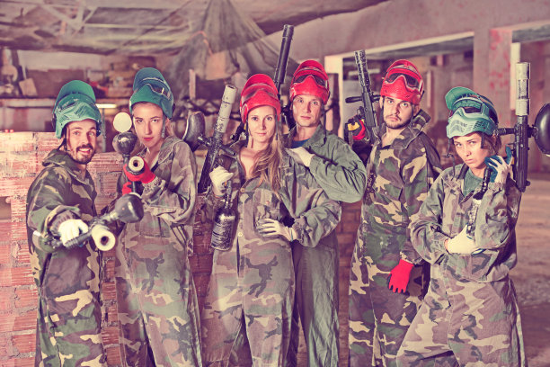 朋友们对彩弹游戏很满意图片下载