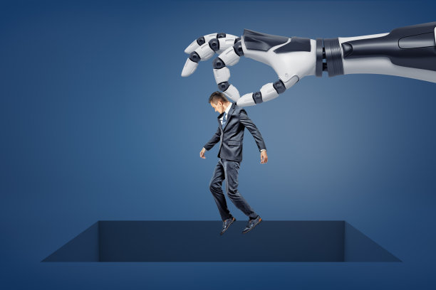 一个巨大的机械臂将一个小商人抱在地板上一个巨大的方形空地上。图片下载