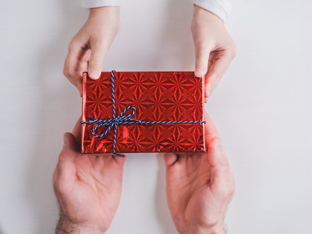 父亲的手和更小的孩子的手图片下载