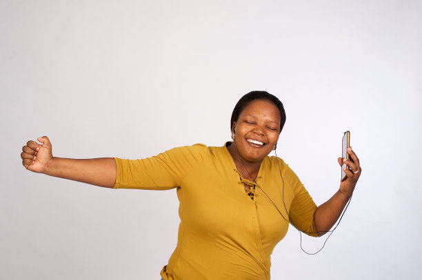 美丽的非洲妇女跳舞的节奏切微笑图片下载